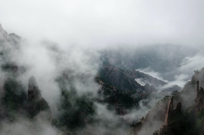 雾蒙蒙的山